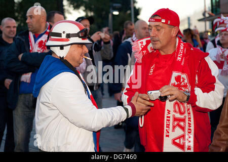 London, UK. 15. Oktober 2013. Polnische fans außerhalb Wembley Park Station, bevor im Wembley Stadium, London, England Vs Polen entsprechen 15.10.2013. Bildnachweis: Luca Marino/Alamy Live-Nachrichten Stockfoto