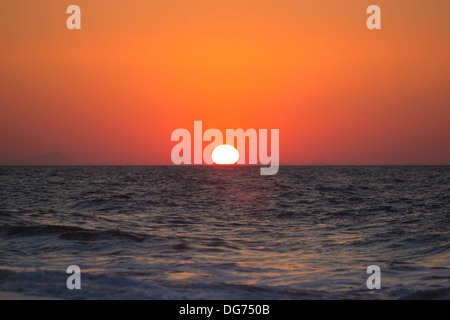 Sonnenuntergang am Strand von Santorin in Griechenland Stockfoto