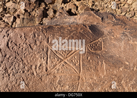 Prähistorische Felszeichnungen auf Aman Ighribin auf der Tata Akka Road in Marokko Stockfoto