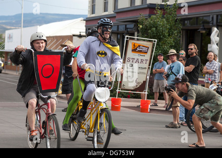 Radfahrer in Kostüm, die Teilnahme an der jährlichen Charity-Radrennen, Grand Junction, Colorado, USA Stockfoto