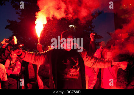 London, UK. 15. Oktober 2013. Polnische Fans erhöhen Fackeln auf dem Weg zum Stadion vor dem England Vs Polen Spiel im Wembley Stadium, London, 15.10.2013. Bildnachweis: Luca Marino/Alamy Live-Nachrichten Stockfoto