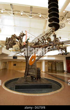 Chaos ist eine kinetische Skulptur von Jean Tinguely, befindet sich im The Commons, in der Innenstadt von Columbus, Indiana. Stockfoto