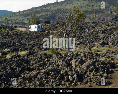 Wohnmobil in die Lavafelder der Krater des Moon National Monument, Idaho Stockfoto