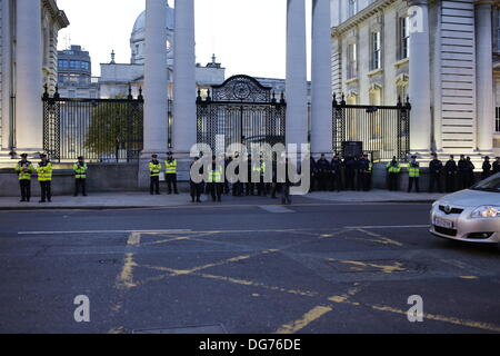 Dublin, Irland. 15. Oktober 2013. Garda Offiziere (irischen Polizisten), einschließlich der Offiziere aus der öffentlichen Ordnung stehen außerhalb des Büros der Irische Taoiseach (Premierminister Minsiter). Mehrere Proteste gingen in Dublins Innenstadt auf der Tag-Finanzminister auf geht Michael Noonan, den Haushalt für das Jahr 2014 zu präsentieren. Sie protestieren gegen die Erhöhung der Steuern und die Kürzungen der Staatsausgaben. Stockfoto