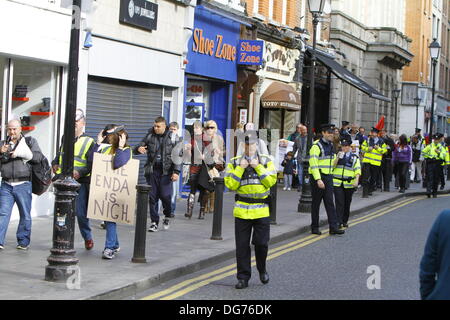 Dublin, Irland. 15. Oktober 2013. Der Protest wird durch die starke Präsenz von Garda (irische Polizei) begleitet. Mehrere Proteste gingen in Dublins Innenstadt auf der Tag-Finanzminister auf geht Michael Noonan, den Haushalt für das Jahr 2014 zu präsentieren. Sie protestieren gegen die Erhöhung der Steuern und die Kürzungen der Staatsausgaben. Stockfoto