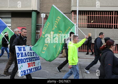 Dublin, Irland. 15. Oktober 2013. Ein Demonstrant marschiert mit einer irischen republikanischen Stimmen Flagge. Mehrere Proteste gingen in Dublins Innenstadt auf der Tag-Finanzminister auf geht Michael Noonan, den Haushalt für das Jahr 2014 zu präsentieren. Sie protestieren gegen die Erhöhung der Steuern und die Kürzungen der Staatsausgaben. Stockfoto