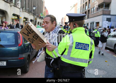 Dublin, Irland. 15. Oktober 2013. Ein Demonstrant wird von der Straße durch ein Garda (Polizei Offizier) verschoben. Mehrere Proteste gingen in Dublins Innenstadt auf der Tag-Finanzminister auf geht Michael Noonan, den Haushalt für das Jahr 2014 zu präsentieren. Sie protestieren gegen die Erhöhung der Steuern und die Kürzungen der Staatsausgaben. Stockfoto