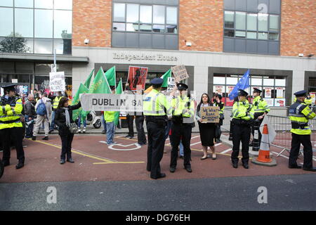 Dublin, Irland. 15. Oktober 2013. Demonstranten stehen außerhalb des unabhängigen Hauses, Sitz des unabhängigen & Nachrichtenmedien, protestieren gegen die angebliche liegt durch den irischen Medien über vergangene Proteste verteilt. Mehrere Proteste gingen in Dublins Innenstadt auf der Tag-Finanzminister auf geht Michael Noonan, den Haushalt für das Jahr 2014 zu präsentieren. Sie protestieren gegen die Erhöhung der Steuern und die Kürzungen der Staatsausgaben. Stockfoto