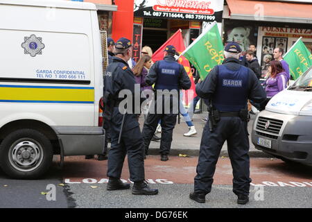 Dublin, Irland. 15. Oktober 2013. Mitglieder der Garda (irische Polizei) öffentliche Ordnung Einheit beobachten Demonstranten marschieren durch. Mehrere Proteste gingen in Dublins Innenstadt auf der Tag-Finanzminister auf geht Michael Noonan, den Haushalt für das Jahr 2014 zu präsentieren. Sie protestieren gegen die Erhöhung der Steuern und die Kürzungen der Staatsausgaben. Stockfoto