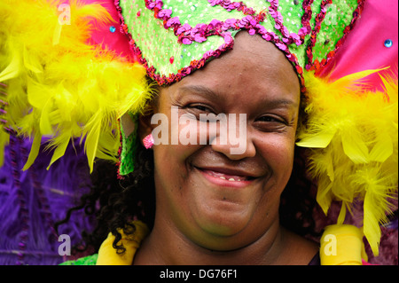 Lächelndes Mädchen, Sommer Carneval von Rotterdam, Holland (NL). Drücken Sie nur verwenden. Stockfoto