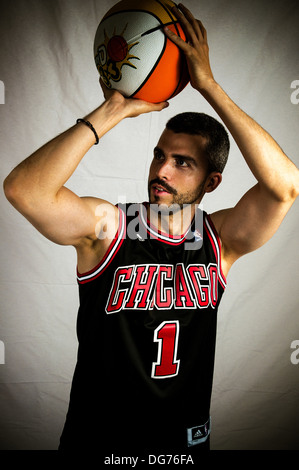 Eine junge Modell spielt Basketball in einer Studio-session Stockfoto