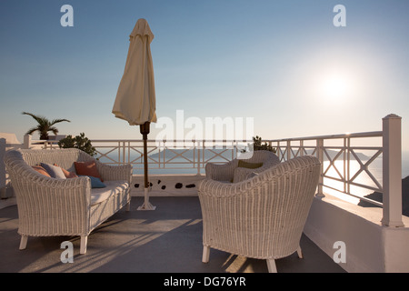 Santorini, Terrasse und Outdoor Möbel mit Blick auf das Mittelmeer in Griechenland. Stockfoto