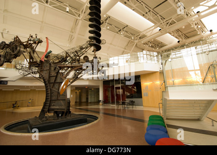 Chaos ist eine kinetische Skulptur von Jean Tinguely, befindet sich im The Commons, in der Innenstadt von Columbus, Indiana. Stockfoto