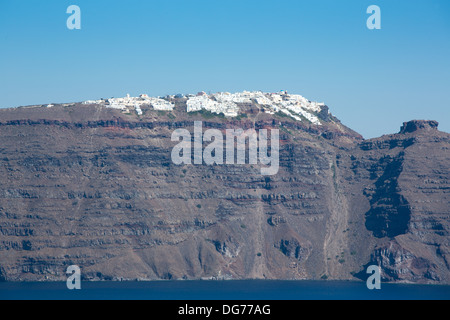 Blick auf die Caldera in Santorini, ist Fira mit seinen traditionellen griechischen Häusern im Hintergrund sichtbar. Stockfoto