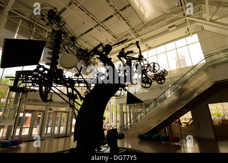Chaos ist eine kinetische Skulptur von Jean Tinguely, befindet sich im The Commons, in der Innenstadt von Columbus, Indiana. Stockfoto