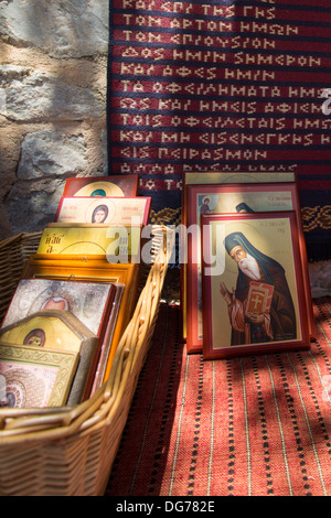 Religiöse Symbole für Verkauf am Eingang einer Kirche in Santorini, Griechenland Stockfoto