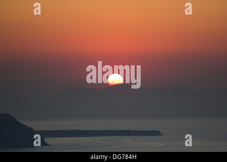 Schöner Sonnenuntergang am Strand von Santorin in Griechenland, 25. Juni 2013. Stockfoto