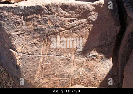 Prähistorische Felszeichnungen auf Aman Ighribin auf der Tata Akka Road in Marokko Stockfoto