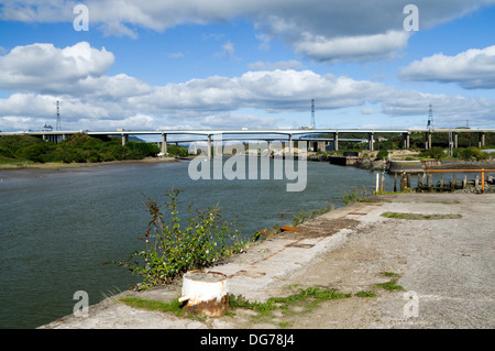 Flusses Neath und Autobahnbrücke, Briton Ferry, Neath Port Talbot, South Wales. Stockfoto