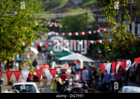 Straßenfest in Guildford für Königin Elizabeth II Diamant-Jubiläum feiern Stockfoto