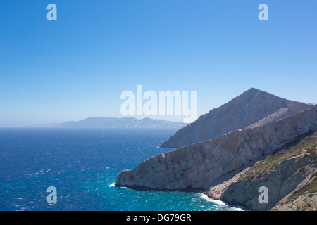 Schöne Aussicht auf die Küste, das Ägäische Meer und den Rocky Mountains von Folegandros, eine erstaunliche Insel von Griechenland 2013. Stockfoto