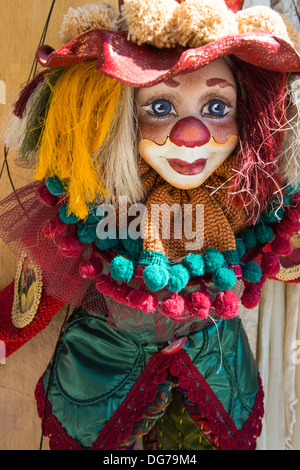 Marionette an einer Schnur, bunte Clown gekleidet mit Kleidern in den Straßen von Santorin, Griechenland 2013. Stockfoto