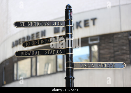 Wegweiser in Aberdeen City centre Schottland, UK, Union Street, Bus-Bahnhof, Tourist-Information, Nikolaus kirk Stockfoto