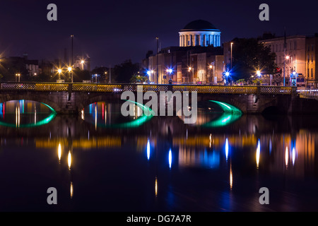 Dublin, Irland - 14. Oktober 2013: Die historischen Gebäude von vier Gerichte in der gegenüberliegenden Seite des Flusses Liffey im Zentrum von D Stockfoto