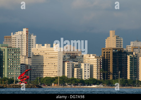 Santos Stadt Uferlinie, Bundesstaat Sao Paulo, Brasilien. Blick vom Meer. Stockfoto