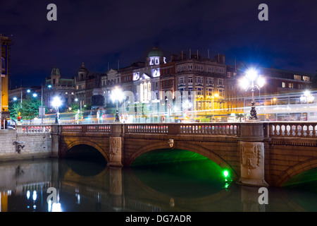 Dublin, Irland - 14. Oktober 2013: Die O' Connell Bridge Brücke in einer dunklen Nacht über den Fluss Liffey im Zentrum von Dublin Stockfoto