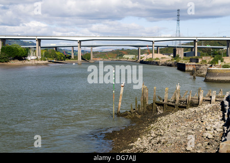 Flusses Neath und Autobahnbrücke, Briton Ferry, Neath Port Talbot, South Wales. Stockfoto