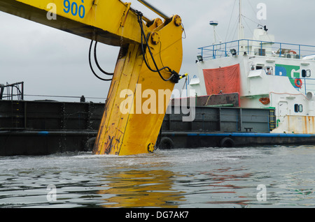 Bagger Schiff Graben in Santos (Sao Paulo, Brasilien)-Hafen-Kanal zu machen, tiefer für größere Schiffe passieren Stockfoto