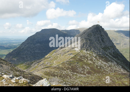 Eine Suche ein Rettungshubschrauber schwebt auf dem Gipfel des Mount Tryfan, Snodonia, Conwy, Nordwales. Stockfoto