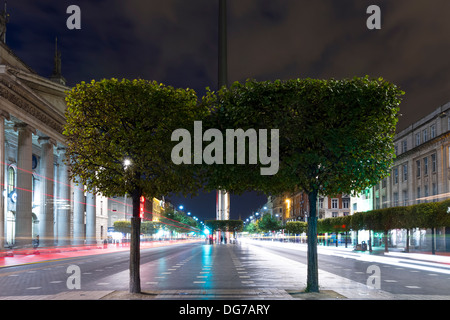 Der Blick auf das Dublin Spire-Monument auf der O' Connell Street in der Abenddämmerung. Durchgangsverkehr Lichtspuren im Hintergrund verlassen. Stockfoto