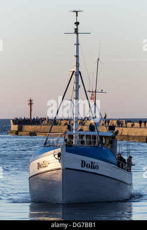 Fischkutter, die Rückkehr in den Hafen am Abend Stockfoto