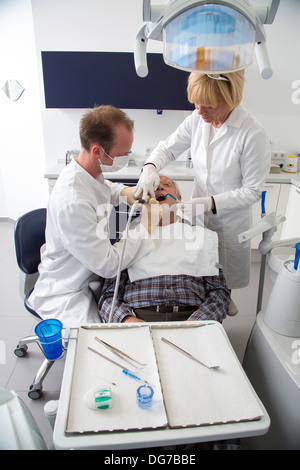 Zahnarztpraxis, Zahnheilkunde. Älterer Mann bei einer Zahnarzt-Behandlung. Stockfoto