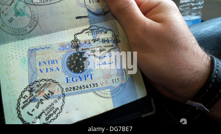 Einen männlichen Reisenden einen britischen Paß mit einer ägyptischen Stempel Einreisevisum in Großbritannien KATHY DEWITT Stockfoto