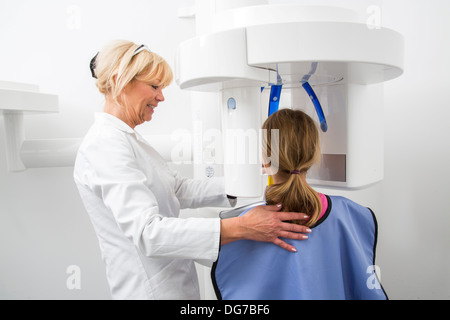 Zahnarztpraxis, Zahnheilkunde. Patienten für das Röntgen der Zähne vorbereitet. Führen Sie die Weste als Strahlenschutz. Stockfoto