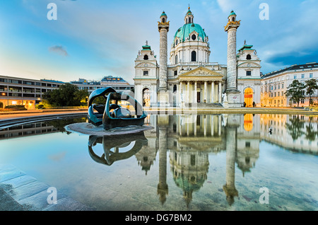 Die Karlskirche (Karlskirche) in Wien bei Sonnenaufgang Stockfoto