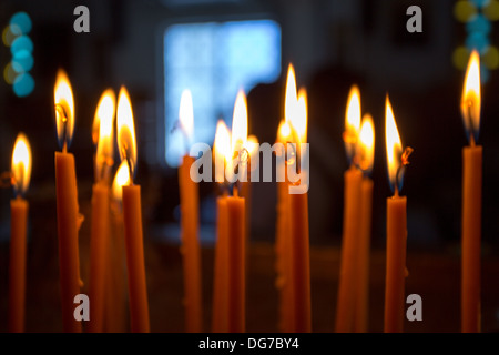 Brennende Kerzen in einer orthodoxen Kirche der Stadt Santorini, Griechenland 2013. Stockfoto