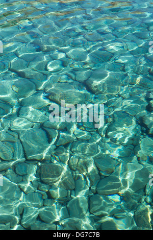 Türkisfarbene Meerwasser mit Wellen von Folengadros Insel in Griechenland, Ansicht von oben Stockfoto