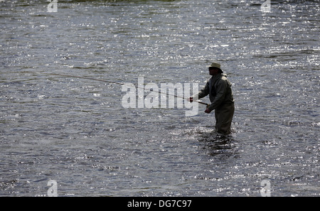 Silhouette der Lachs Fischer Angeln am Fluss Dee in Royal Deeside, Aberdeenshire, Schottland, Großbritannien Stockfoto