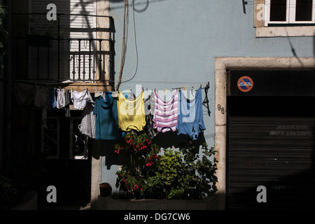 Einige Wäsche hängen auf einer Linie in Alfama Nachbarschaft Stockfoto
