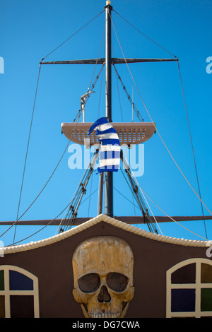 Rethymon. Piratenschiff und gebrochenen griechische Flagge mit einem schönen geschnitzten hölzernen Totenkopf auf seinem Hintern, Griechenland Stockfoto