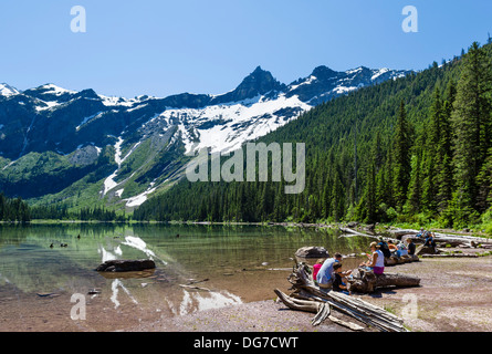 Wanderer mit einem Picknick am Ufer des Avalanche Lake, Lawine Lake Trail, Glacier National Park, Montana, USA Stockfoto