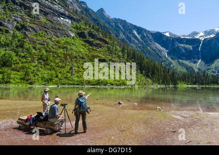 Nationalpark-Ranger im Gespräch mit Fotograf bei Avalanche Lake, Lawine Lake Trail, Glacier National Park, Montana, USA Stockfoto