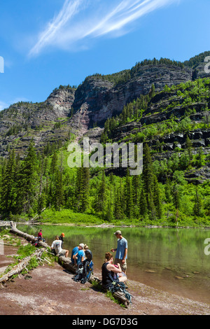 Wanderer mit einem Picknick am Ufer des Avalanche Lake, Lawine Lake Trail, Glacier National Park, Montana, USA Stockfoto