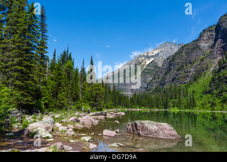 Wanderer auf dem Ufer der Lawine See, Glacier National Park, Montana, USA Stockfoto