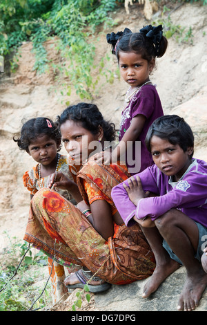 Niedrigere Kaste indische Mutter und Kinder. Andhra Pradesh, Indien Stockfoto