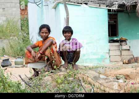 Niedrigere Kaste indische Mutter und Kinder. Andhra Pradesh, Indien Stockfoto